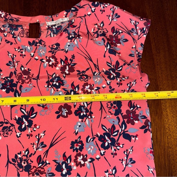 Abercrombie & Fitch Short Sleeve Salmon Pink Floral Blouse Slit Back Size Small - Picture 5 of 5